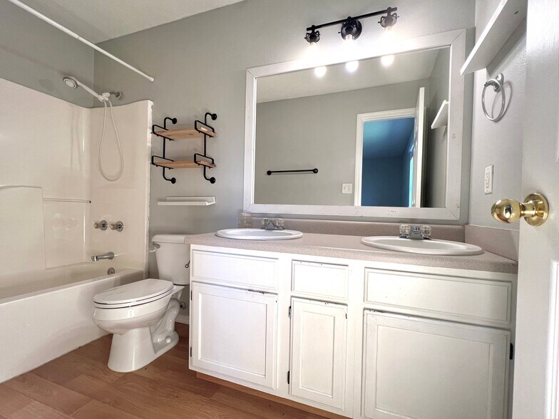 Building Photo - 14101 Cherry Hill Dr