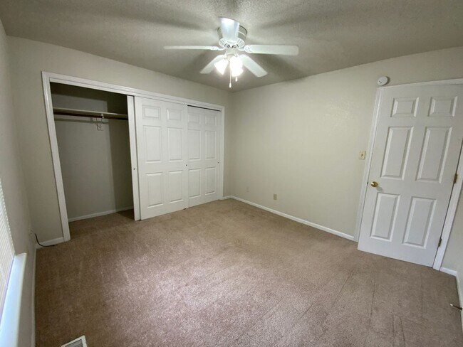 Building Photo - 3 Bedroom 2 Bathroom Duplex