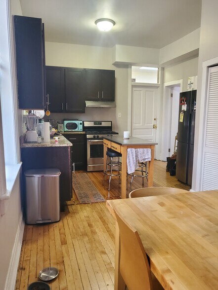 Building Photo - 2511 W Augusta Blvd