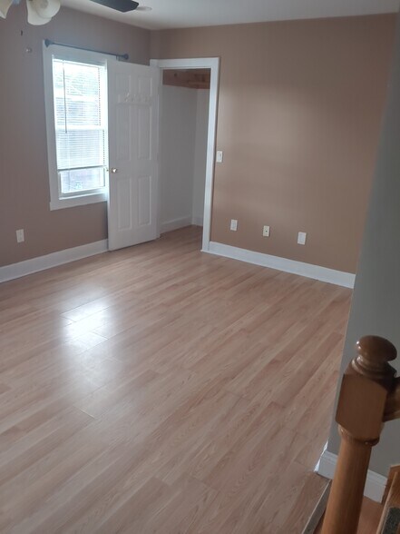 Living room/ dining room - 119 Valley Rd