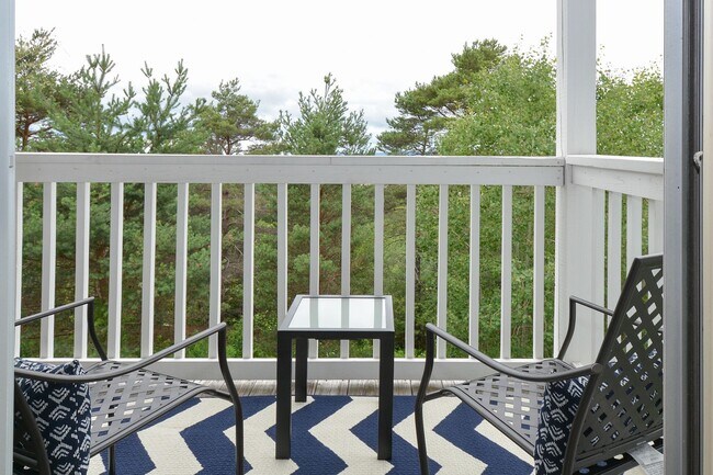 Building Photo - One Bedroom Signature Style Apartment Walk-In Level