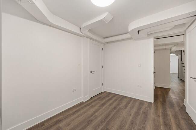 Building Photo - 2107 N Clark St