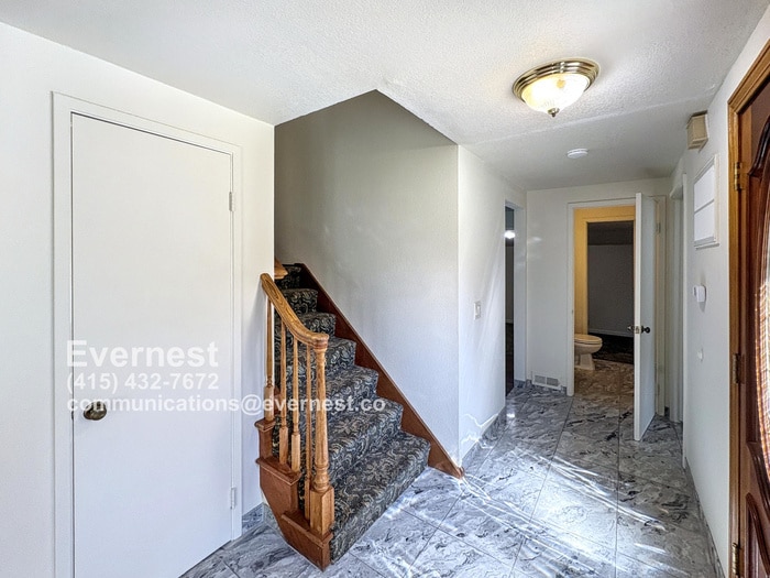 Building Photo - 1571 Sun Ln