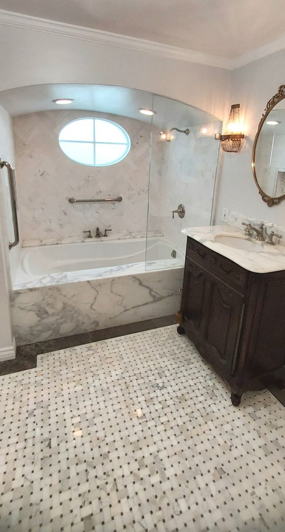 Building Photo - Large Five Bedroom, Three Bathroom with In...