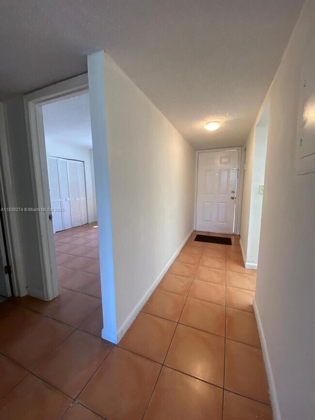 Building Photo - 10000 NW 80th Ct