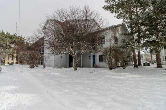 Building Photo - Charming, Updated Condo in Prime Downtown Traverse City Location!