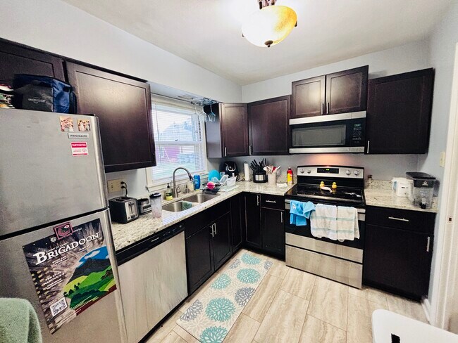 Building Photo - 5315 4 Unit