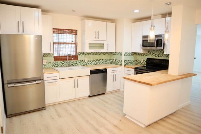 Building Photo - 5903 Eureka Dr