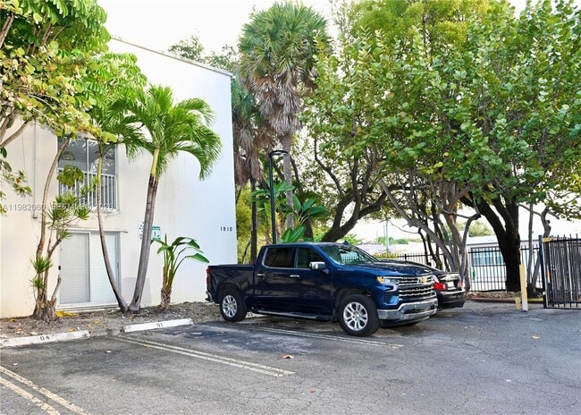 Building Photo - 1910 SW 17th Ave