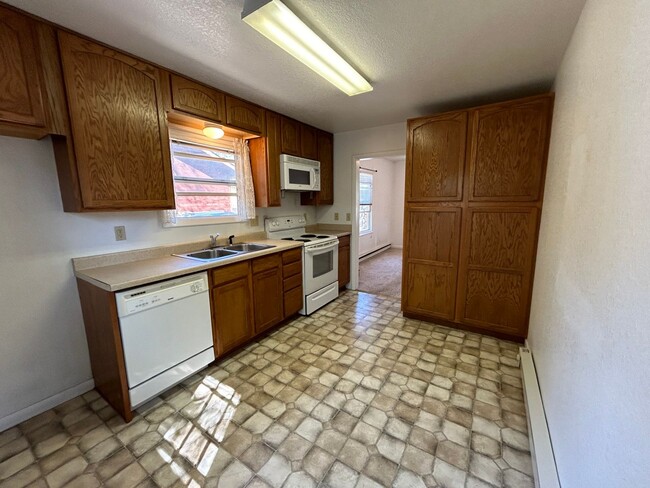 Building Photo - Cozy 2 Bedroom 1 Bath w/ all amenities and...