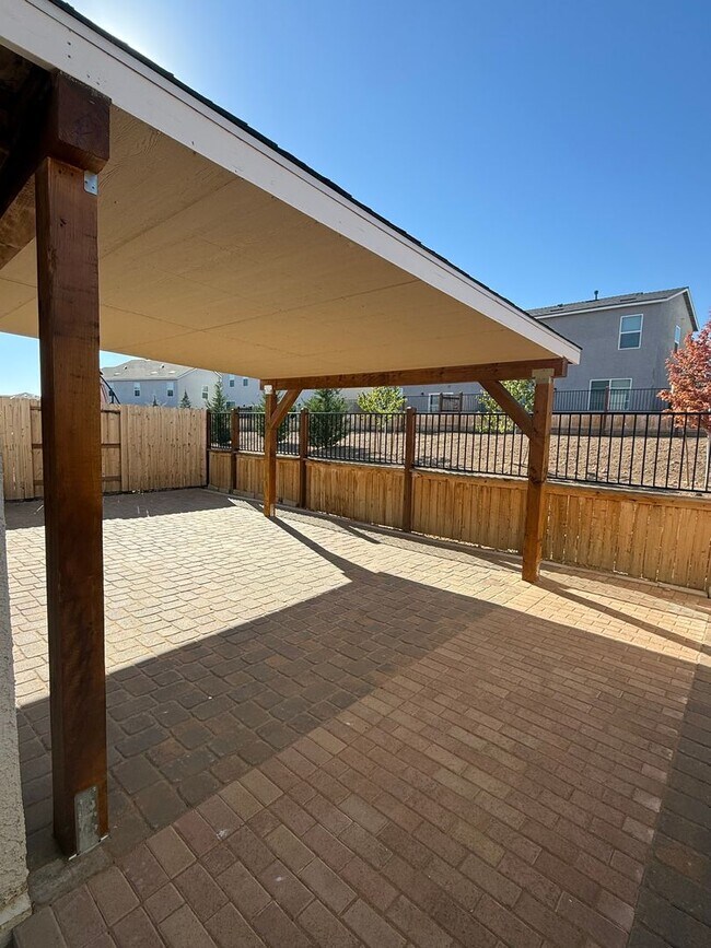 Building Photo - 3 bed 2.5 bath house