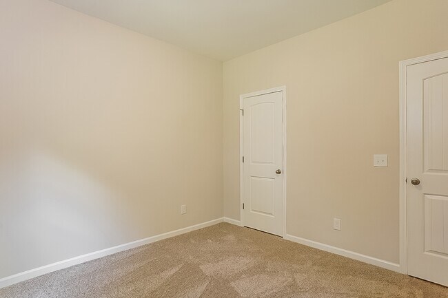 Building Photo - 467 Bainbridge Dr