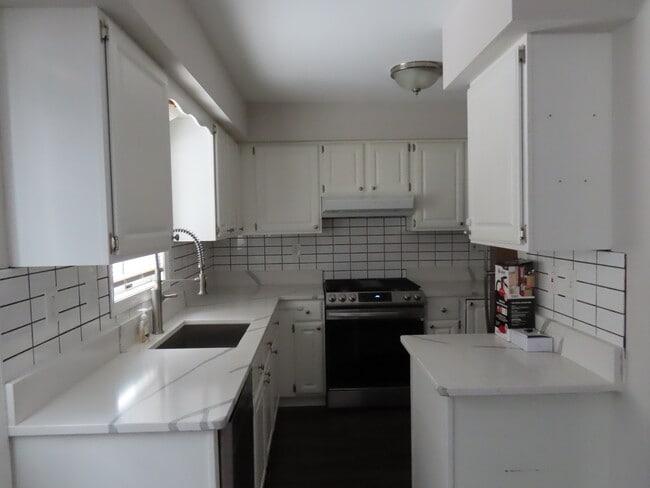 Building Photo - 284 Silzer St