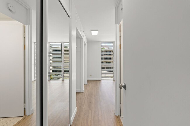 Building Photo - The Barclay 2bd/2ba/1pkg