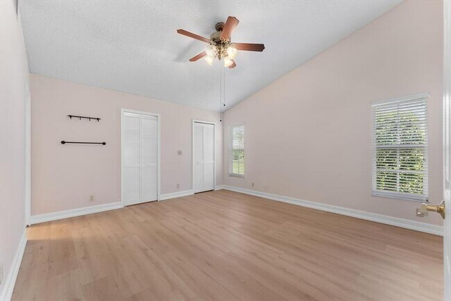 Building Photo - 5333 Pine Cir