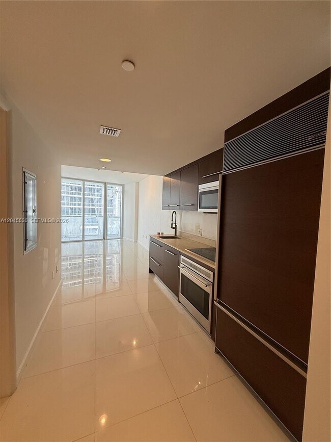 Building Photo - 495 Brickell Ave