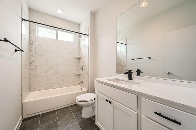 Building Photo - 801 N Bluff Dr