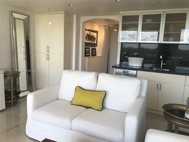 Building Photo - 2951 S Bayshore Dr