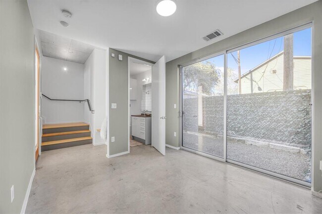 Building Photo - 2301 S 5th St