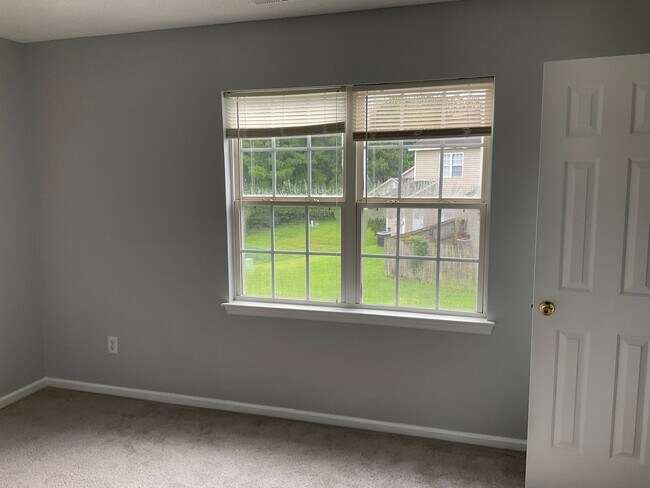 Building Photo - Charming two bedroom two and a half bath town home that is centrally located! Minutes to Camp Lej...