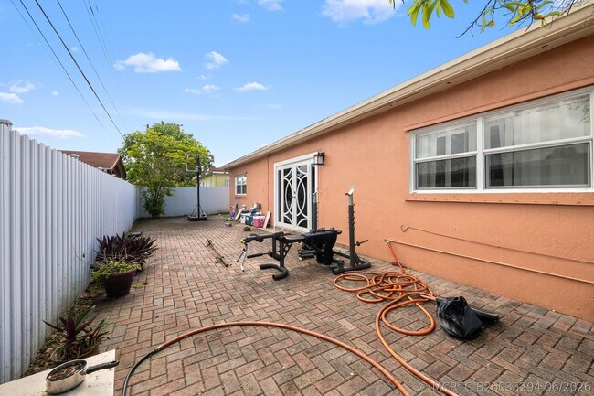 Building Photo - 7649 Kismet St