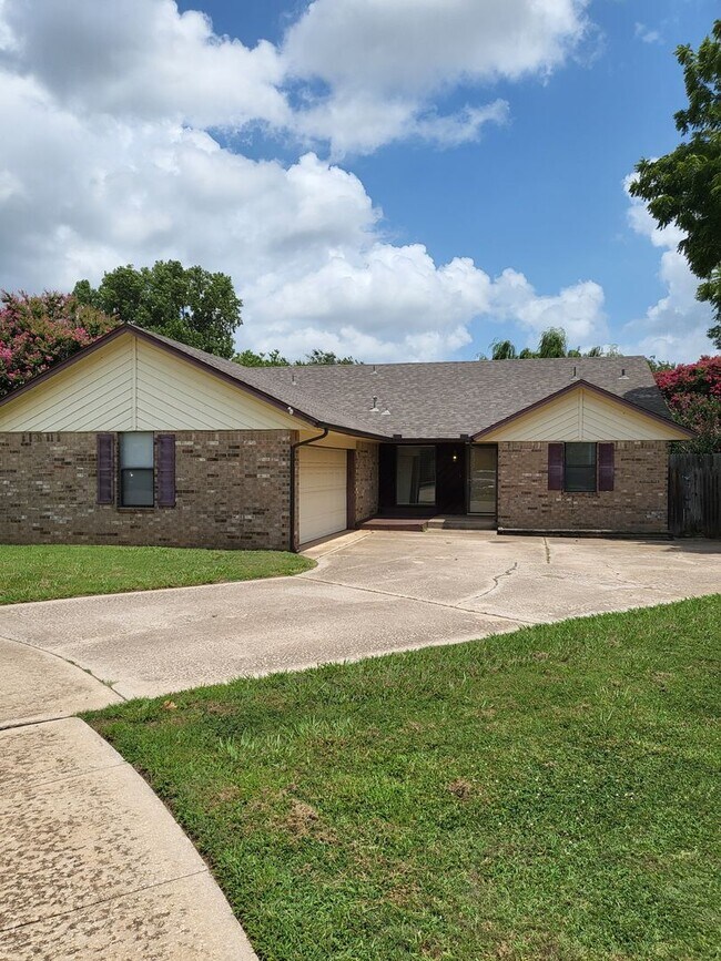 Primary Photo - (3) Bed/(2) Bath in West Norman!