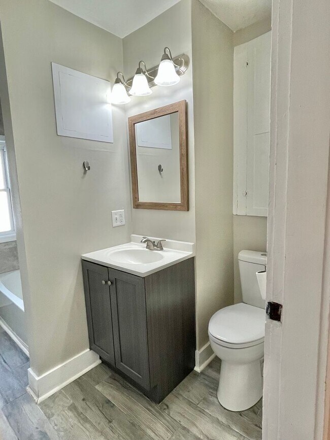 Building Photo - 918 Carpenter St