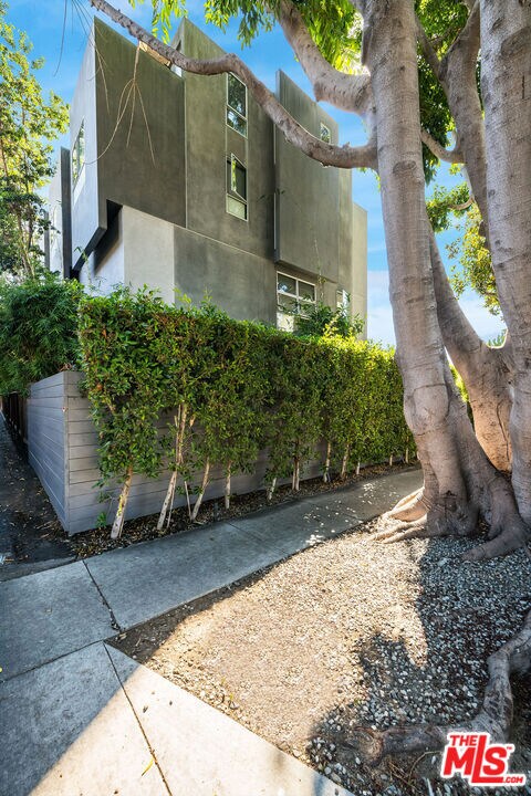 Building Photo - 1220 N Orange Grove Ave
