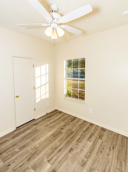 Front door/Living Room - 3001 Whisper Oaks Ln