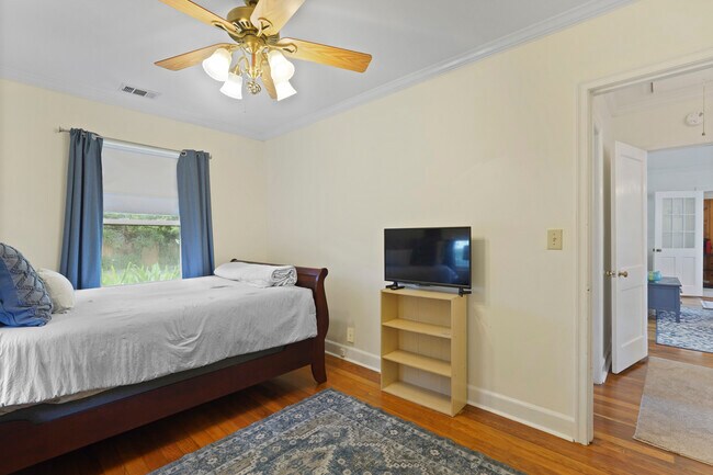 Building Photo - Charming Ardsley Park Bungalow Fully Furni...