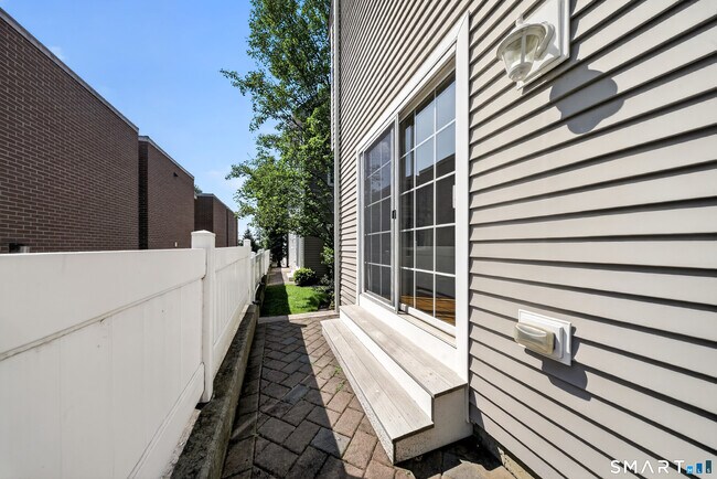 Building Photo - 88 Maple Tree Ave