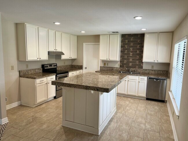 Building Photo - 9814 Kelton Dr