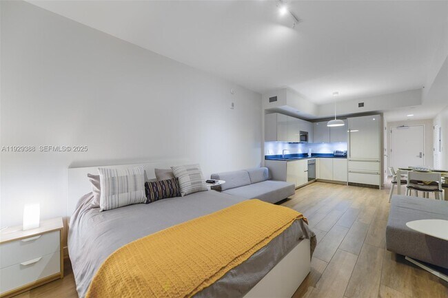 Building Photo - 1010 Brickell Ave