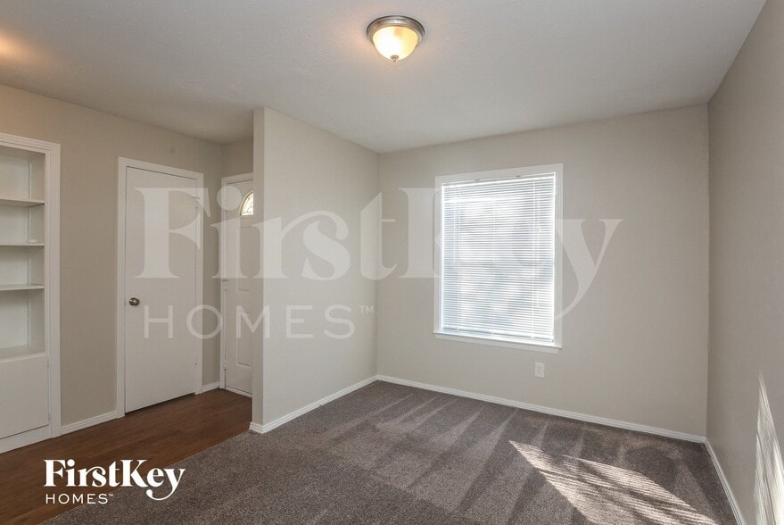 Building Photo - 1546 Willowbrook St