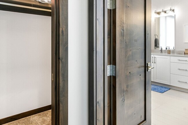 Building Photo - Luxury ski season rental is an entertainer...