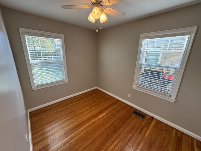 Building Photo - Cute 2 Bedroom Home Near UofL