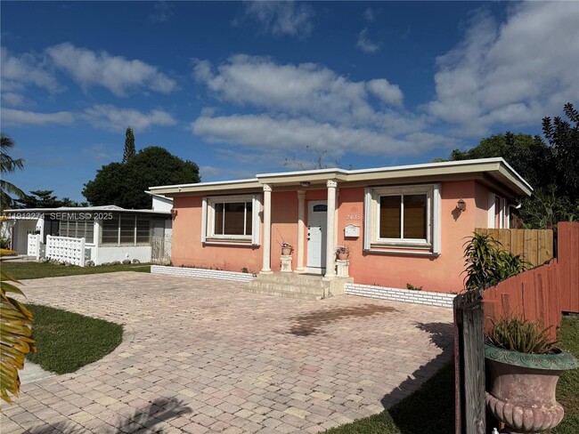 Building Photo - 2435 Wilson St