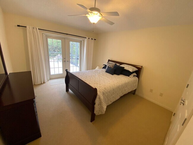 Building Photo - SEASONAL or ANNUAL LEASE. Large 4 Bed + 4 ...