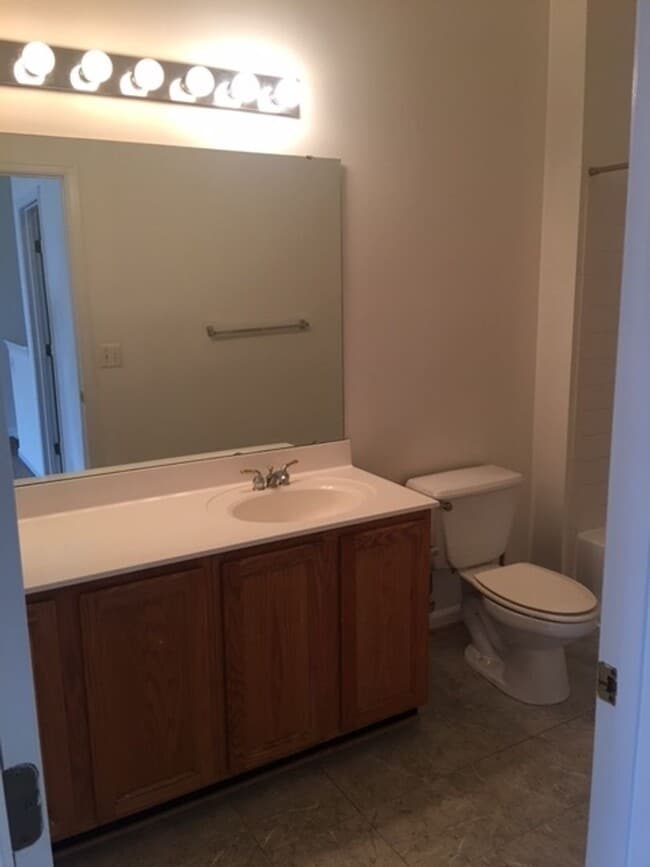 Building Photo - Fantastic 3 Bedroom Townhouse in Wellingto...