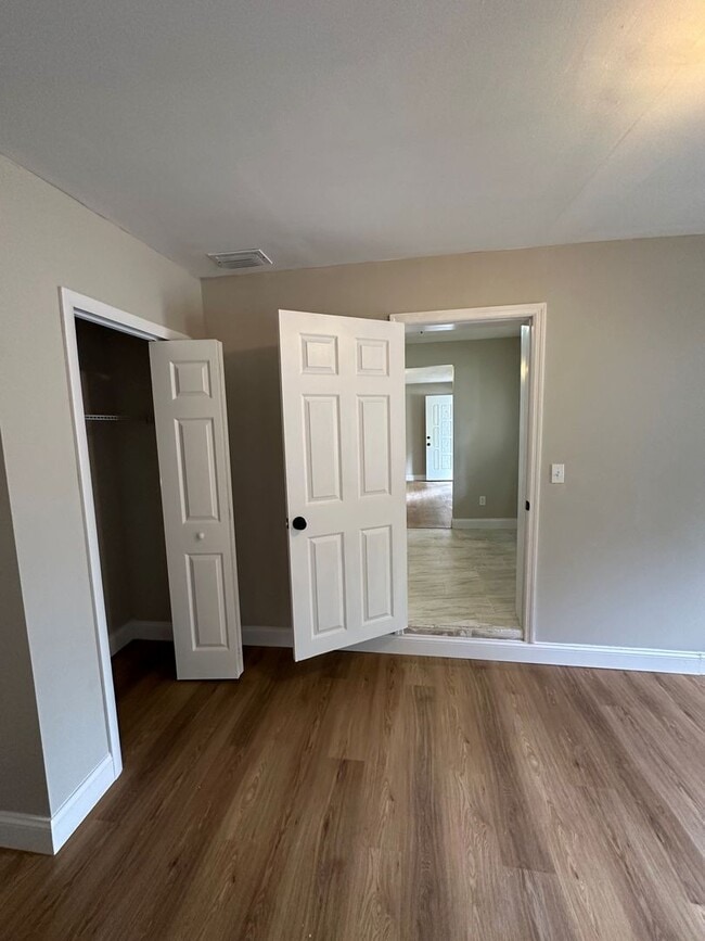 Building Photo - **4/2 BR Single Family home : Available Now