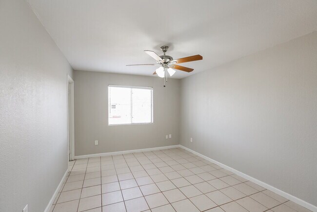 Building Photo - 5233 W Cypress St