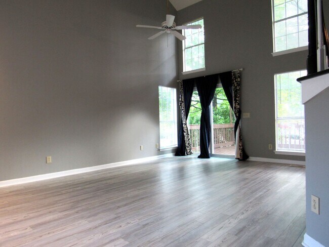 Building Photo - Beautiful 3 bed 2.5 bath Franklin Home