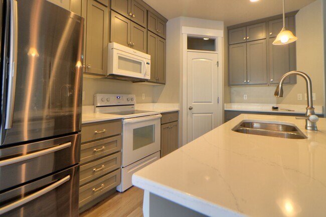 Building Photo - FIRST MONTH DISCOUNT - Pet friendly Herriman Townhome