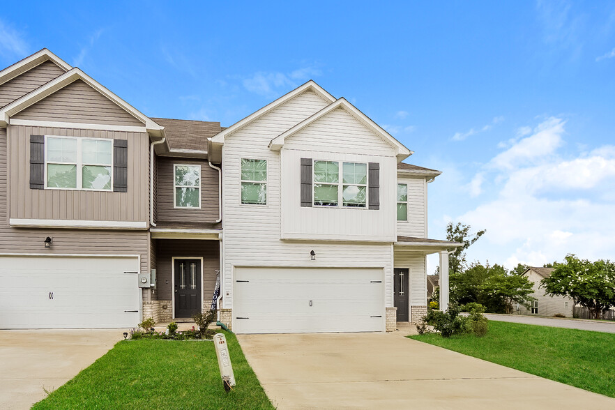 Building Photo - 585 The Heights Ln