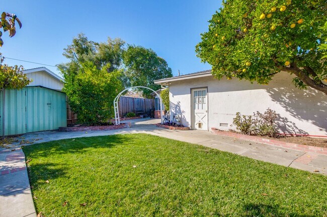 Building Photo - Hardwood Floors- Top Moreland SCH- SM Dogs Welcome- Close to Apple