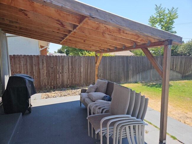 Building Photo - LARGE 4 BEDROOM 3 BATH FULLY FURNISHED HOUSE