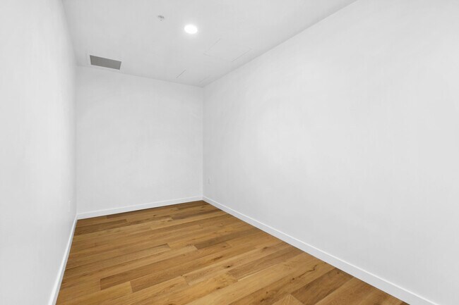 Building Photo - Nexus Condominium - 1 bedroom + den
