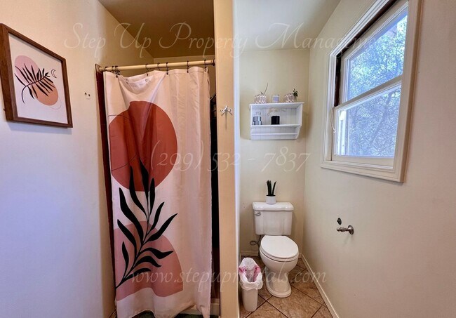 Building Photo - Charming 2 Bedroom 2 Full Bathroom Home Ne...