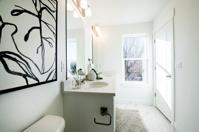 Building Photo - 1518 Tyram Grv
