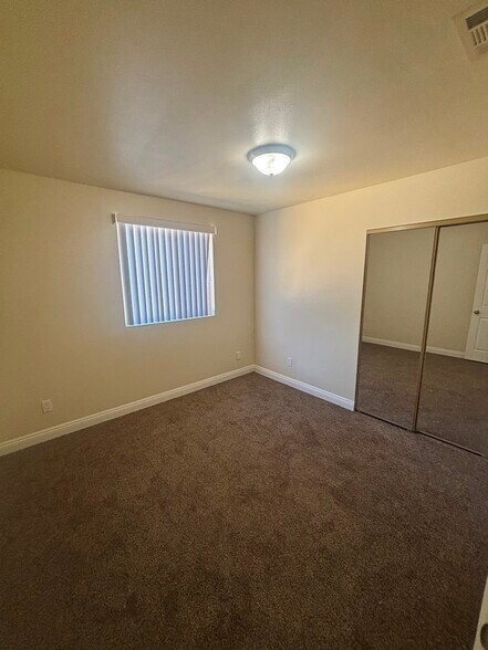 Building Photo - 829 E 84th St